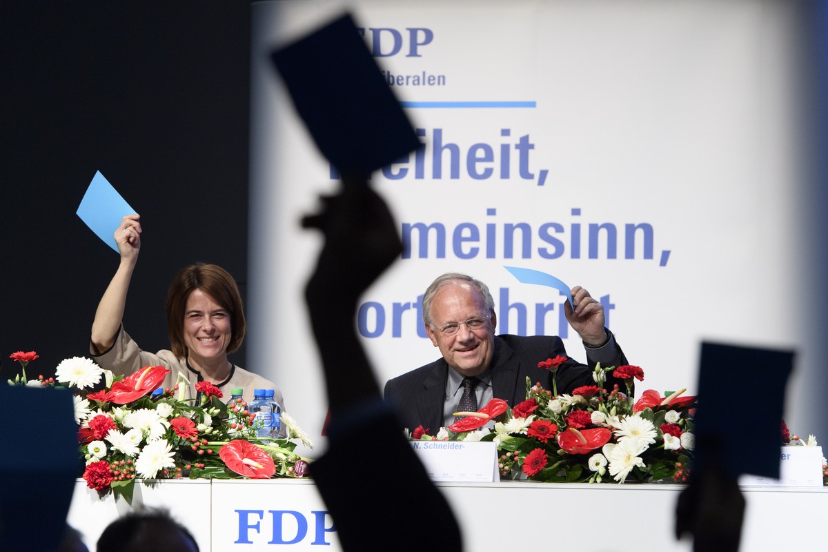 Petra Goessi, gauche, presidente du PLR Suisse et le President de la Confederation Johann Schneider-Ammann, droite, votent a main levee lors de l'assemblee des delegues des Liberaux-Radicaux, PLR ...