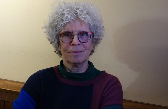 Treffen mit der Bürgerinneninitiatve Omas gegen Rechts in Dresden, am 13. Februar 2025. Von links: Monika (70 Jahre, aus Dresden), Christina (56 Jahre, aus Ostsaxen), Sigrid (64 Jahre, aus Dresden) un ...