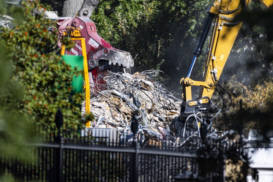 epa12475793 Demolition of the East Wing of the White House continues for construction of US President Donald Trump&#039;s ballroom in Washington, DC, USA, 23 October 2025. The controversial 90,000-squ ...