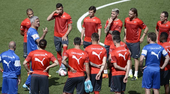 Vladimir Petkovic knöpft sich seine Mannen vor.