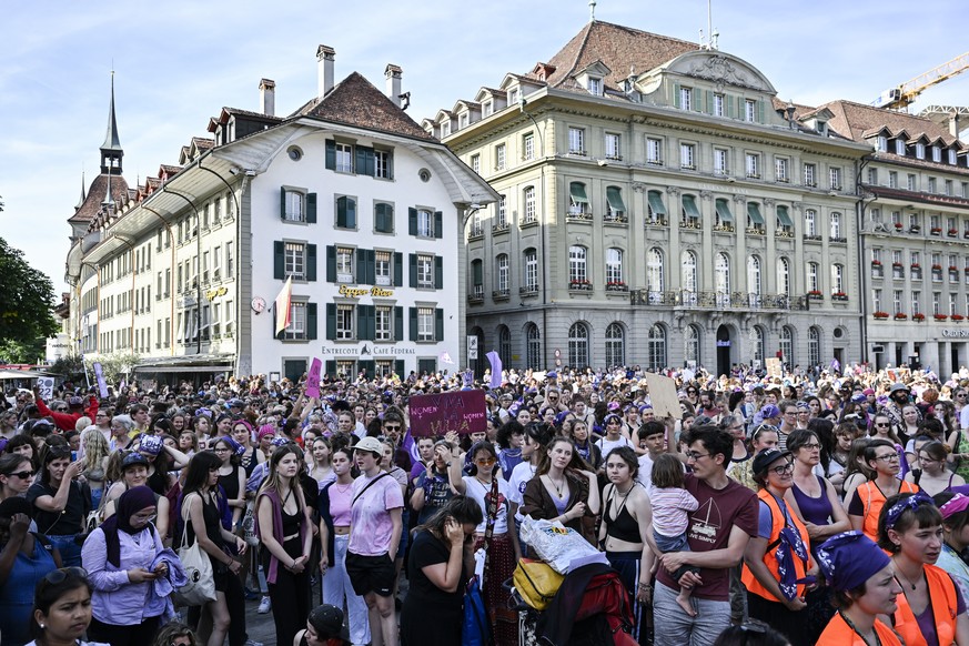Zahlreiche Frauen und Maenner haben sich am Dienstag, 14. Juni 2022, auf dem Bundesplatz in Bern zum Feministischen Streiktag versammelt. Am Frauenstreiktag stehen unter anderem die Forderungen der Ge ...