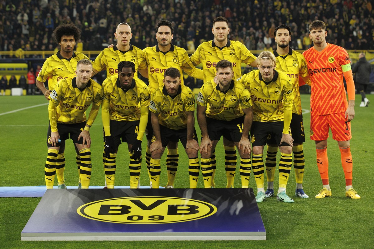 epa11027975 Dortmund players pose for a photo prior to the UEFA Champions League group stage soccer match between Borussia Dortmund and Paris Saint-Germain, in Dortmund, Germany, 13 December 2023. EPA ...