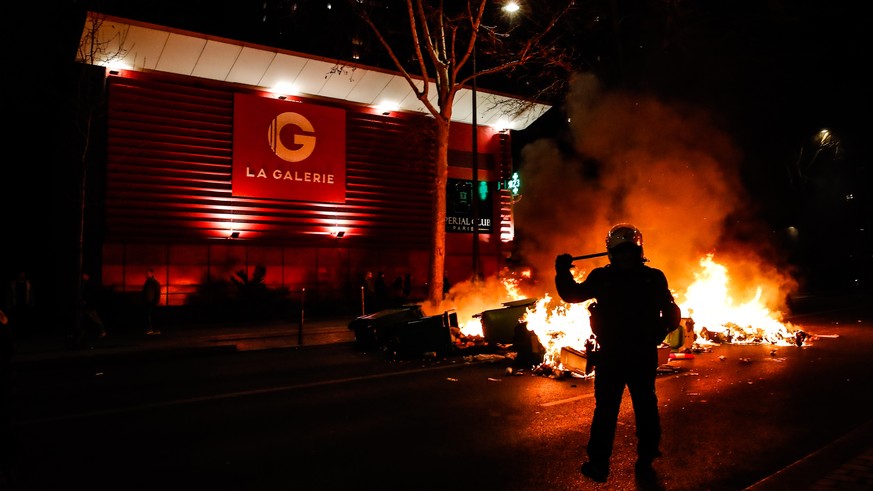 Riots again in protest against pension reform in Paris