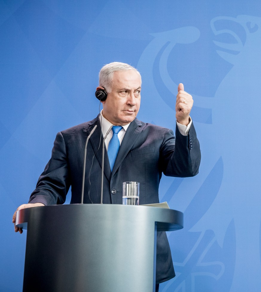 04.06.2018, Berlin: Bundeskanzlerin Angela Merkel (r, CDU) und Benjamin Netanjahu, Ministerpraesident von Israel, aeussern sich in einer gemeinsamen Pressekonferenz nach ihrem Gespraech im Bundeskanzl ...