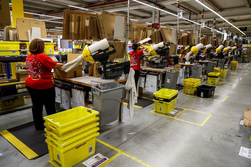 epa06348009 Employees work at an Amazon distribution center during &#039;Black Friday&#039; in Madrid, Spain, 24 November 2017. Black Friday is a huge shopping event which sees people all over the wor ...