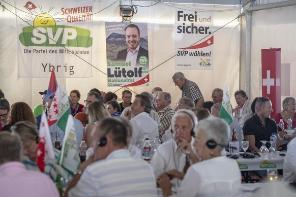 Die Delegierten sitzen im Festzelt anlaesslich des Parteifests und Wahlauftakts der SVP Schweiz vom Samstag, 31. August 2019 in Sattel. (KEYSTONE/Urs Flueeler)