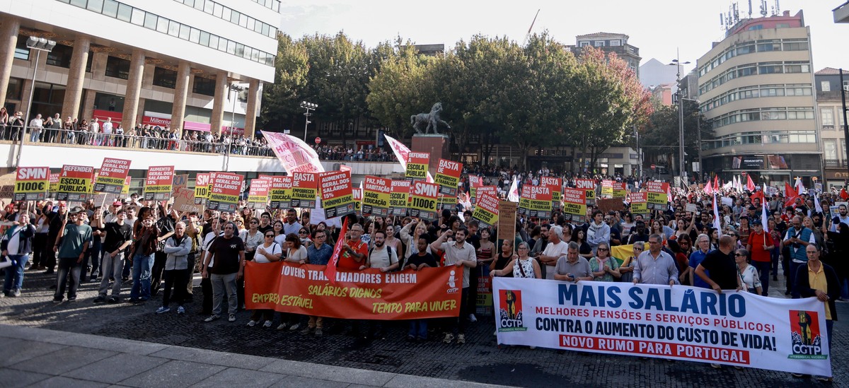 epa13311913 Demonstrators gather during a protest organized by the CGTP-IN trade union confederation in Porto, Portugal, 17 October 2026. The demonstration calls for higher wages, improved pensions an ...