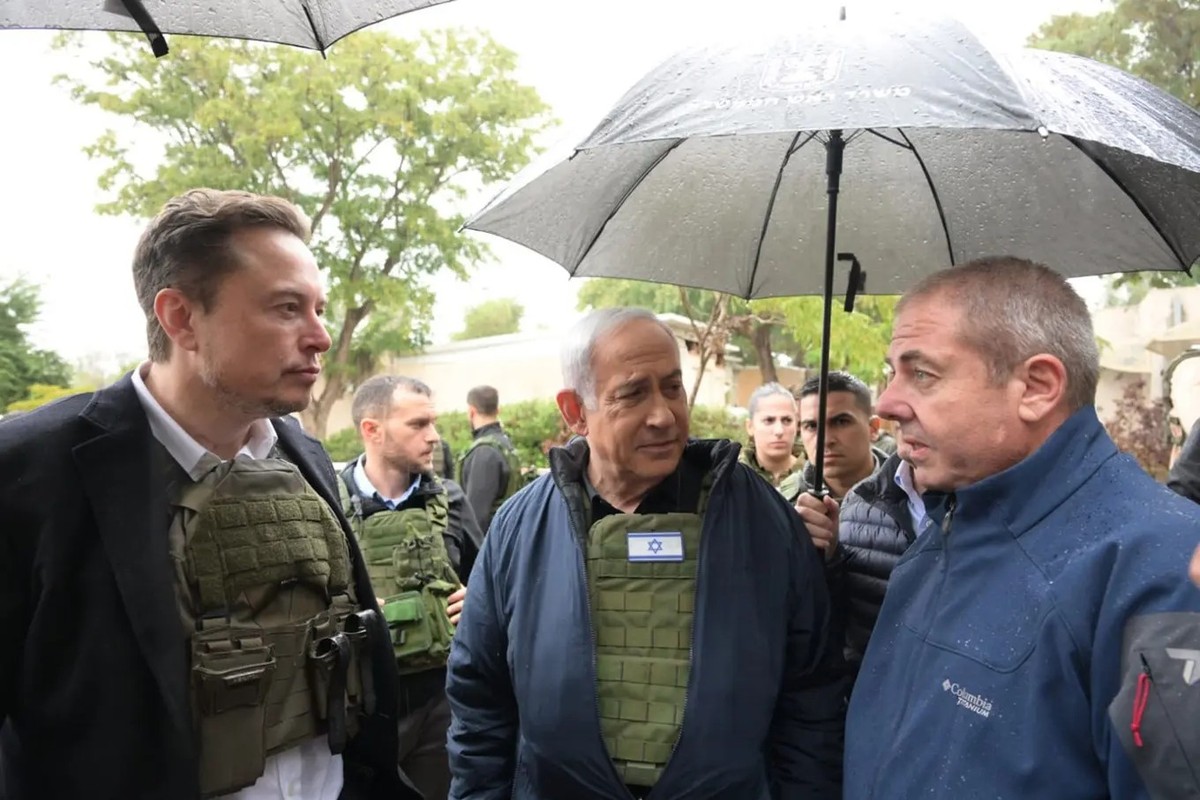Elon Musk besuchte zusammen mit Israels Ministerpräsident Benjamin Netanyahu (Mitte) den Kibbuz Krar Aza, Schauplatz eines Hamas-Massakers.