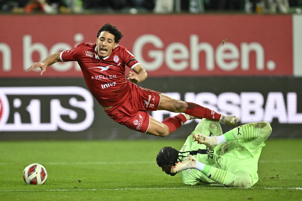 St. Gallens Torhueter Ati Zigi Lawrence, rechts, stoppt Winterthurs Sayfallah Ltaief, im Fussball Super League Spiel zwischen dem FC St. Gallen und dem FC Winterthur, am Samstag, 11. November 2023, im ...
