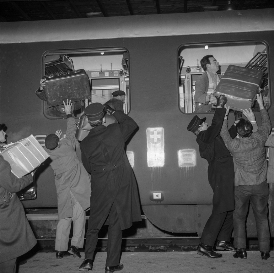 Italienische Gastarbeiter machen sich im Dezember 1962 Richtung Sueden auf, um die Weihnachtstage in ihrem Herkunftsland zu verbringen und besteigen am Bahnhof Bern den Extrazug nach Italien. (KEYSTON ...