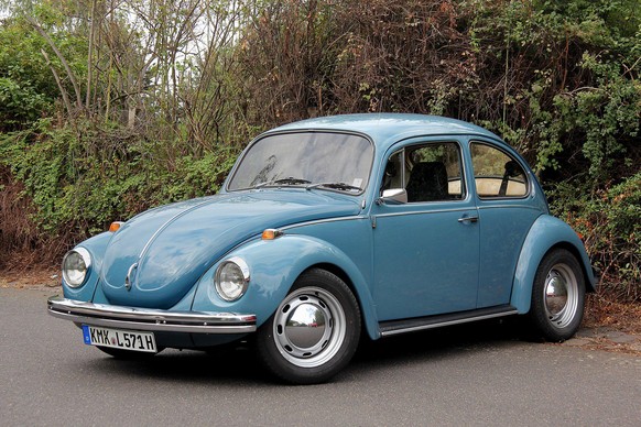 Und das historische Vorbild: VW Käfer. 