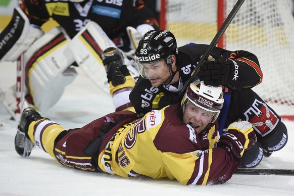 04.10.2014; Bern; Eishockey NLA - SC Bern - Servette Genf; 
Byron Ritchie (Bern) gegen Daniel Vukovic (Genf)
(Urs Lindt/freshfocus)