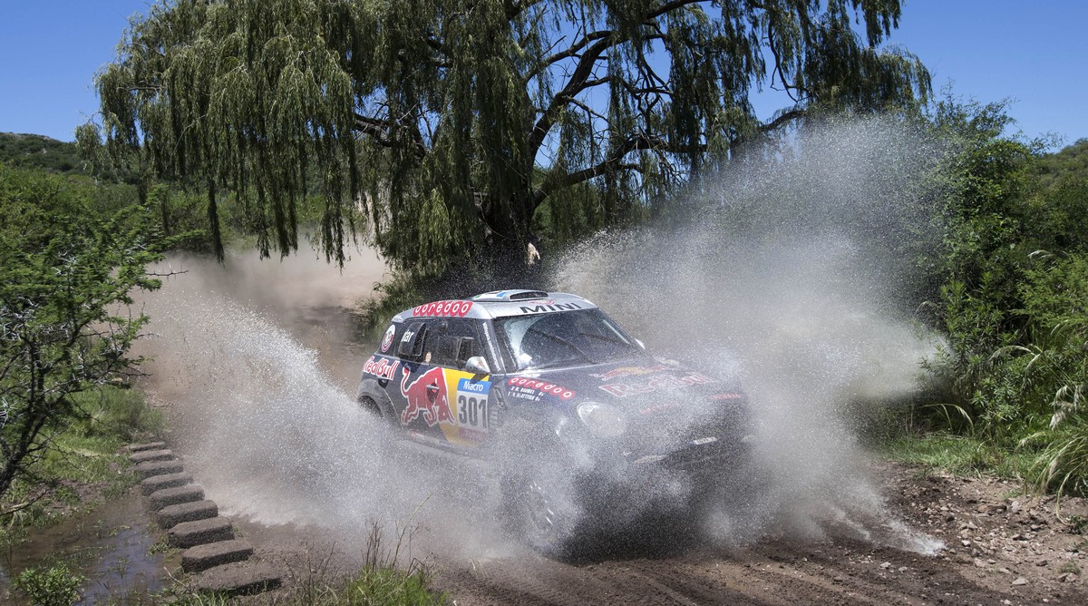 Al-Attiyah rast mit seinem Mini durch argentinische Bäche.