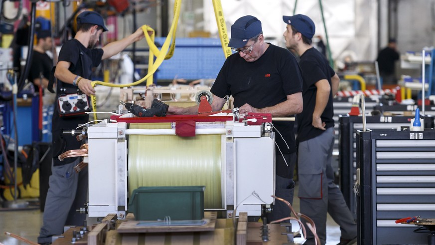 ARCHIV - ZUR STREICHUNG VON MOEGLICHERWEISE BIS ZU 150 STELLEN BEI ABB SECHERON, AM MONTAG, 06. NOVEMBER 2017, ERHALTEN SIE FOLGENDE ARCHIVBILDER ---- Des ouvriers travaillent sur la partie active du  ...