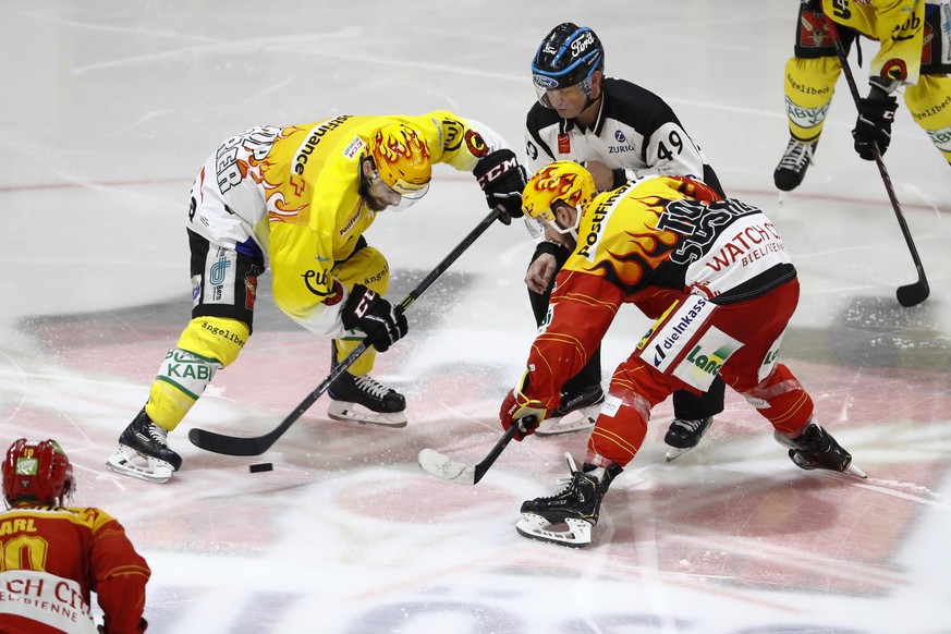 Berns Topscorer Mark Arcobello, links, und Biels Toscorer Jason Fuchs beim Bully, im vierten Eishockey Playoff-Halbfinalspiel der National League zwischen dem EHC Biel und dem SC Bern, am Dienstag, 2. ...