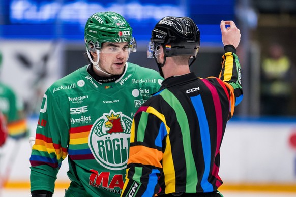 240215 R�gles Lian Bichsel i samsprak med domaren under ishockeymatchen i SHL mellan R�gle och �rebro den 15 februari 2024 i �ngelholm. *** 240215 R�gles Lian Bichsel in conversation with the referee  ...