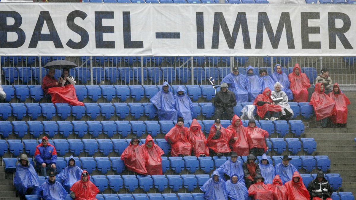 Im St. Jakob Park in Basel, das umgebaut wird und deshalb nicht ueberall gedeckt ist, sitzen am Sonntag, 9. April 2006 die Zuschauer im Super League Spiel zwischen dem FC Basel und Neuchatel Xamax zum ...