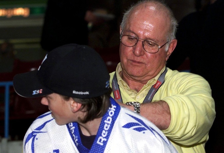 Radio 24 Sport-Reporterlegende Walter Scheibli beim Autogramm geben anlaesslich des 70. Geburtstages von ZSC Lions am Samstag, 09. Februar 2002. (KEYSTONE/Franco Greco)