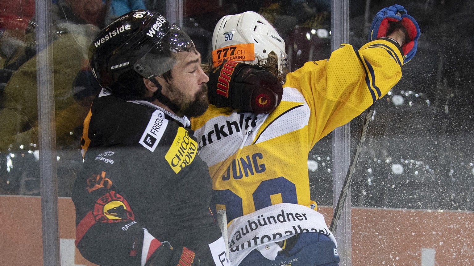 Berns Kaspars Daugavins, links, im Duell mit Davos