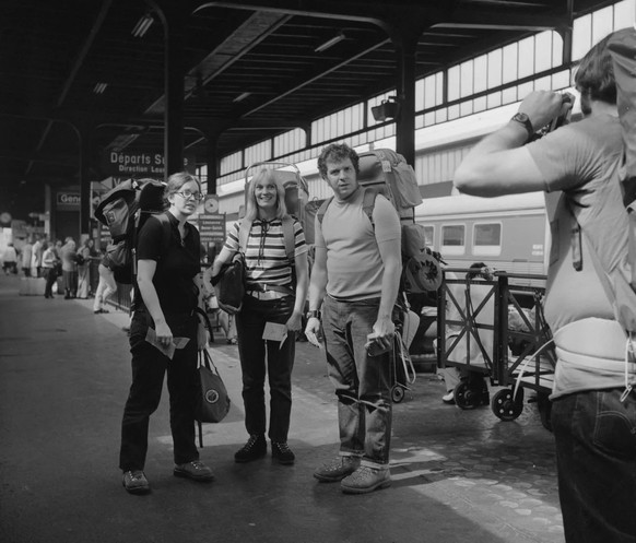 Erinnerungsfotos vor der Abfahrt: Rucksackreisende am Bahnhof Genève-Cornavin, 1973.
https://www.sbbarchiv.ch/detail.aspx?ID=473718