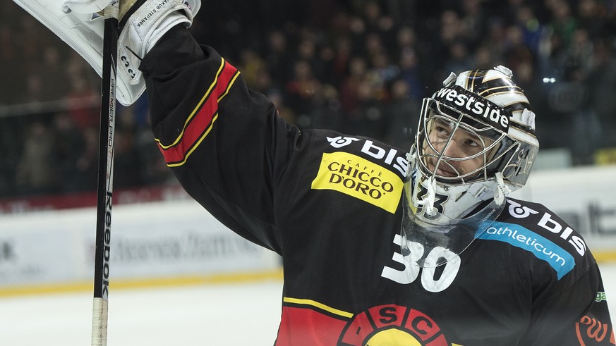 Berns Goalie Jakub Stepanek jubelt nach dem vierten Playoff-Viertelfinalspiel der National League A zwischen dem SC Bern und den ZSC Lions am Donnerstag, 10. Maerz 2016, in der PostFinance-Arena in Be ...