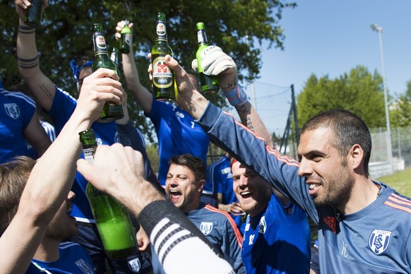 Les joueurs du FC Lausanne-Sport, LS, et leur entraineur Fabio Celestini, fetent la promotion en Super League apres un entrainement ce jeudi 5 mai 2016 a Lausanne. (KEYSTONE/Jean-Christophe Bott)