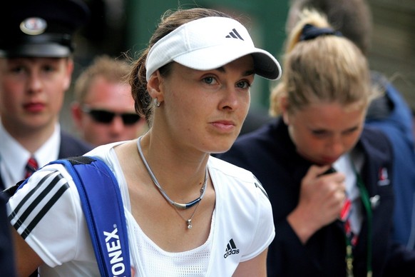 epa01051510 Swiss Martina Hingis leaves after loosing her 3rd round match against Laura Granville of the USA at the Wimbledon championships at the All England Lawn Tennis Club, 29 June 2007. EPA/LINDS ...