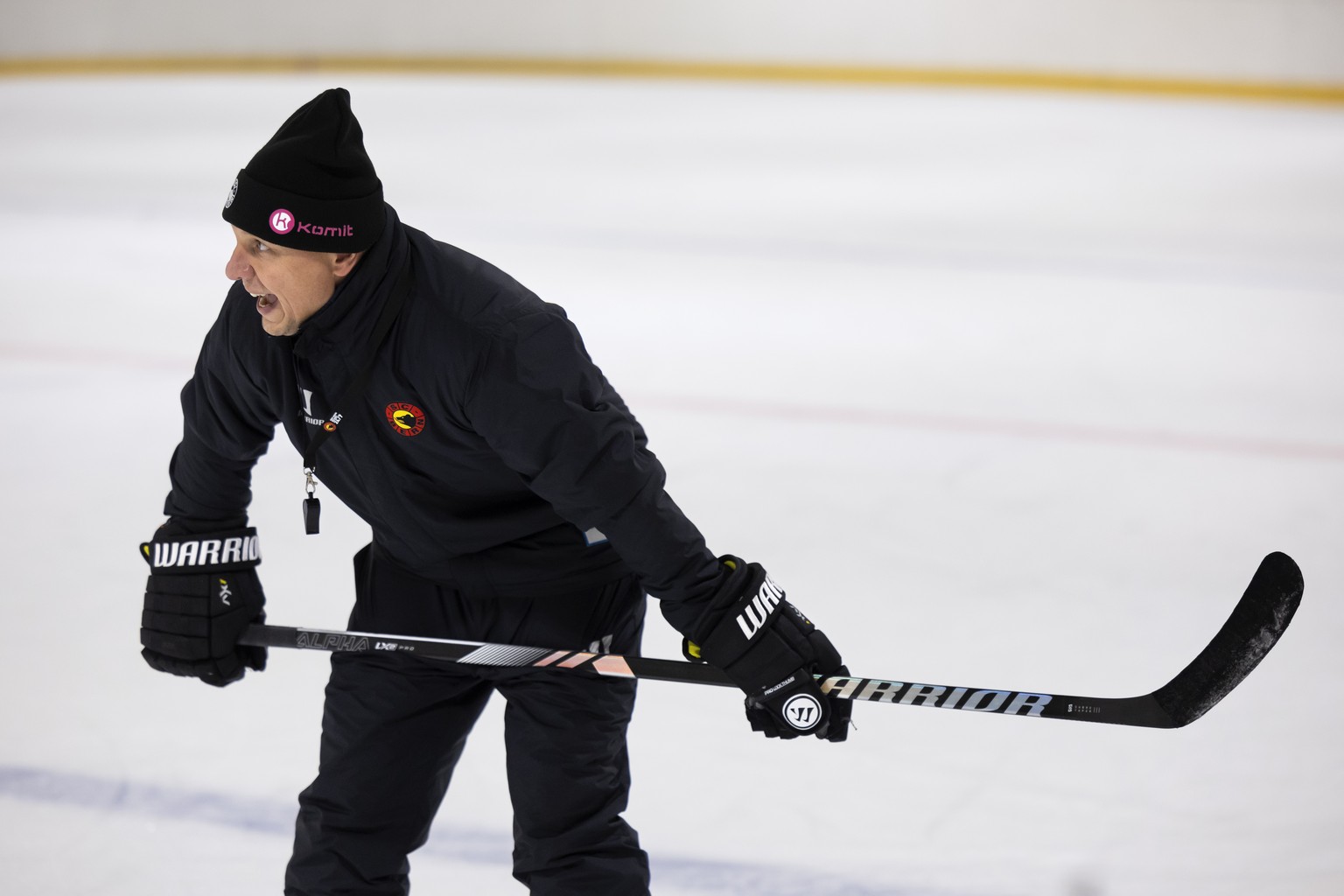 SC Bern Trainer Jussi Tapola gibt seinen Spielern Anweisungen, beim ersten offiziellen Eistraining des SC Bern, am Montag, 7. August 2023 in der Trainingshalle der PostFinance Arena in Bern. (KEYSTONE ...