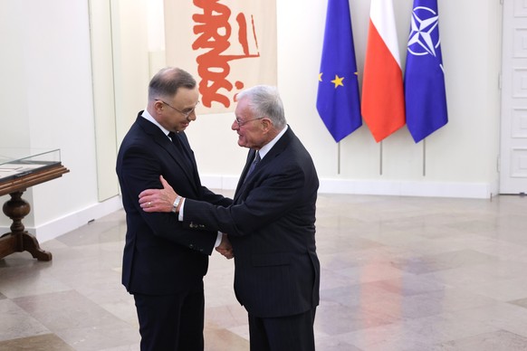 epa11905083 Polish President Andrzej Duda (L) welcomes US Special Presidential Envoy for Russia and Ukraine Keith Kellogg prior to their meeting at the Presidential Palace in Warsaw, Poland, 18 Februa ...