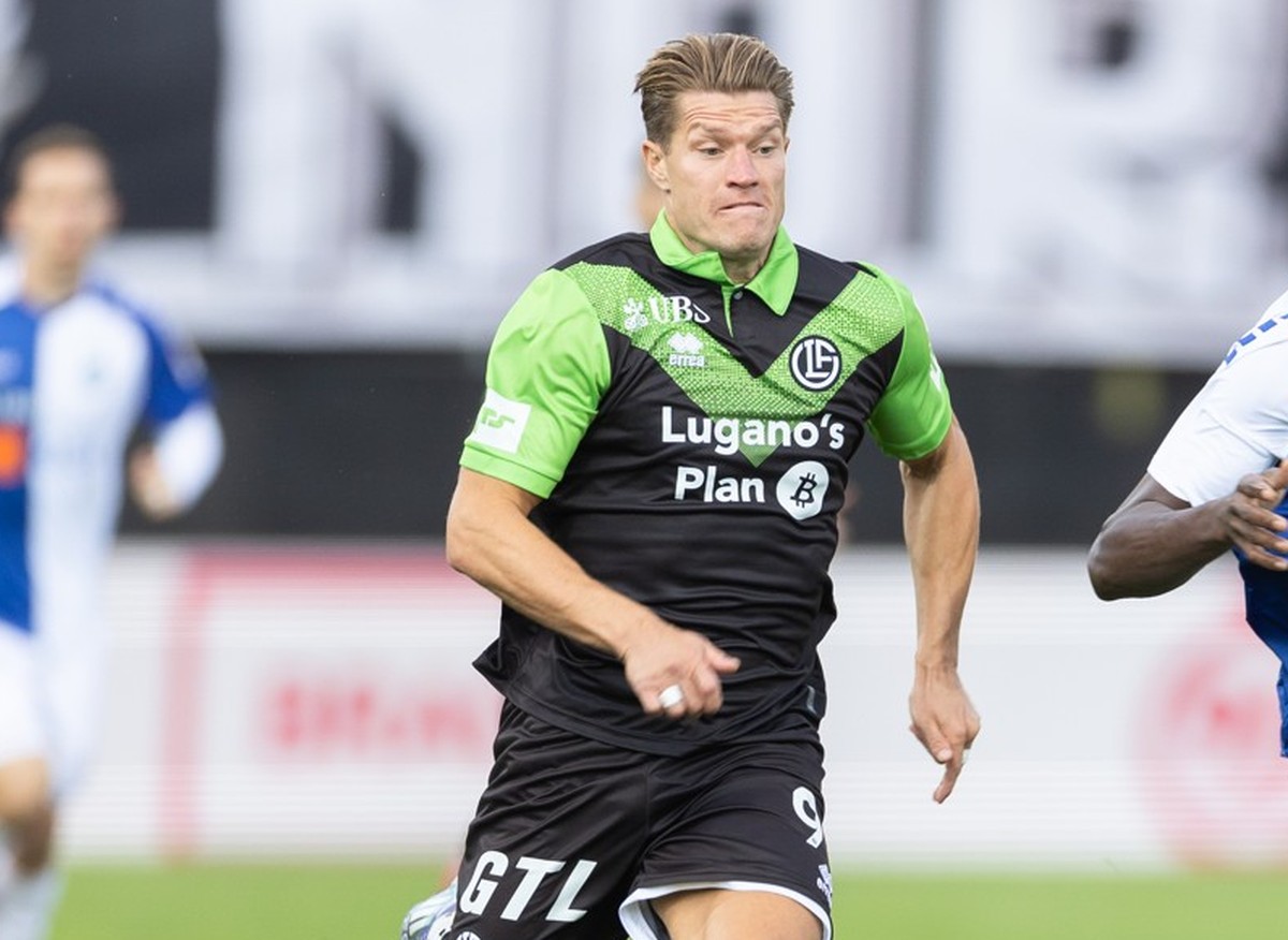 From left, Kevin Behrens (LUG), Abdoulaye Diaby (GC), during the Super League soccer match FC Lugano against Grasshopper Club ZUErich, at the Cornaredo Stadium in Lugano, Saturday, 27 September, 2025. ...