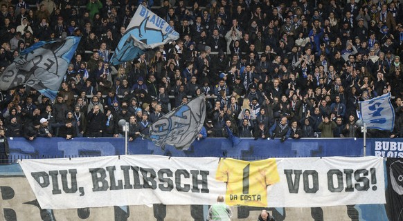 Die Fans des FC Zuerich gruessen ihren ehemaligen Torhueter David Da Costa &quot;Piu&quot;, im Fussballspiel der Super League zwischen dem FC Zuerich und dem FC Luzern, am Samstag, 4. April 2015, im S ...