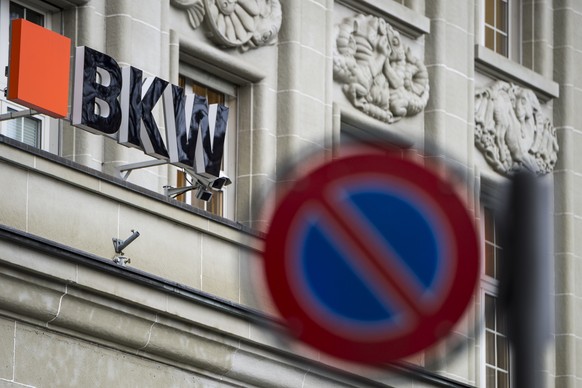 Das Logo der BKW ueber dem Eingang des Hauptsitzes der Bernische Kraftwerke AG am Viktoriaplatz in Bern, am Donnerstag, 26. November 2015. (KEYSTONE/Dominic Steinmann)