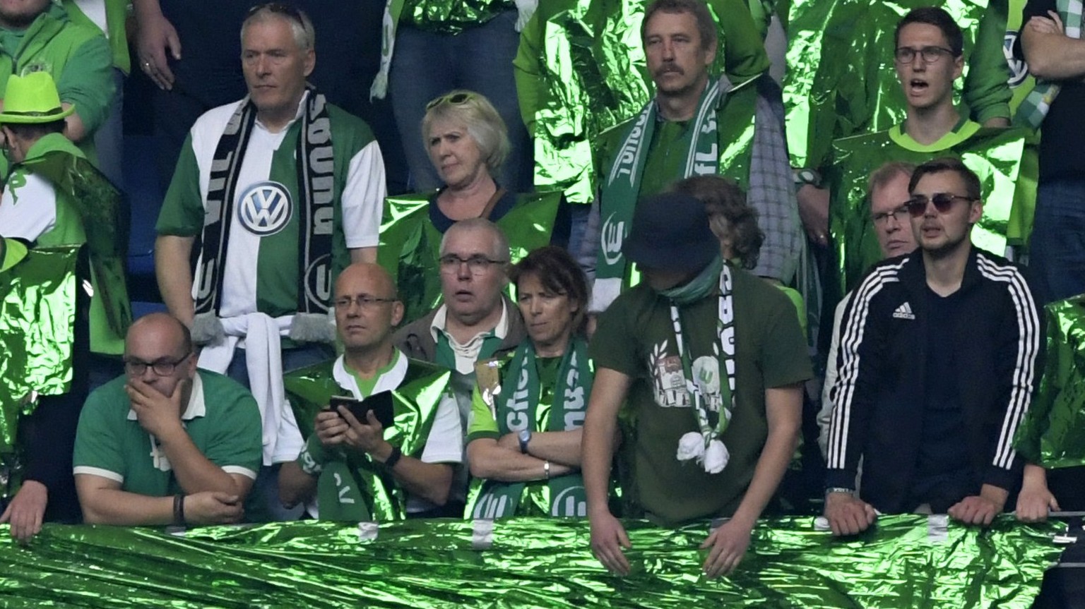 epa05976898 Wolfburg&#039;s fans react after Hamburg scored the 2-1 goal during the German Bundesliga soccer match between SV Hamburg and VfL Wolfsburg in Hamburg, Germany, 20 May 2017. EPA/CLEMENS BI ...