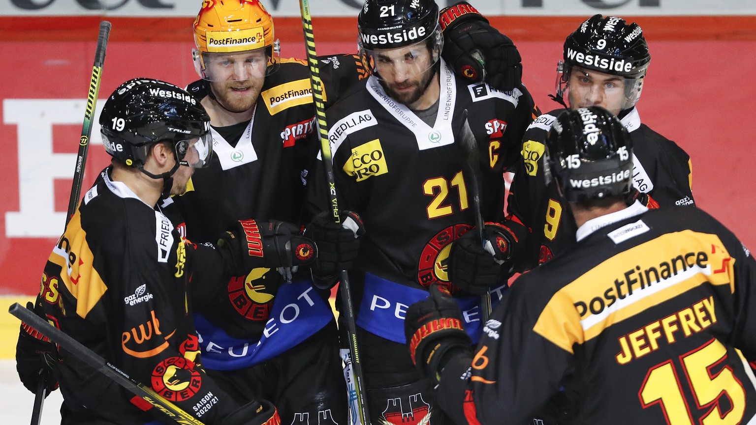 Berns Simon Moser, Mitte, jubelt nach seinem Tor zum 1-0 mit Teamkollegen Jesper Olofsson, Postfinance Topscorer Ted Brithen, Mika Henauer und Dustin Jeffrey, von links, im Eishockey Meisterschaftsspi ...