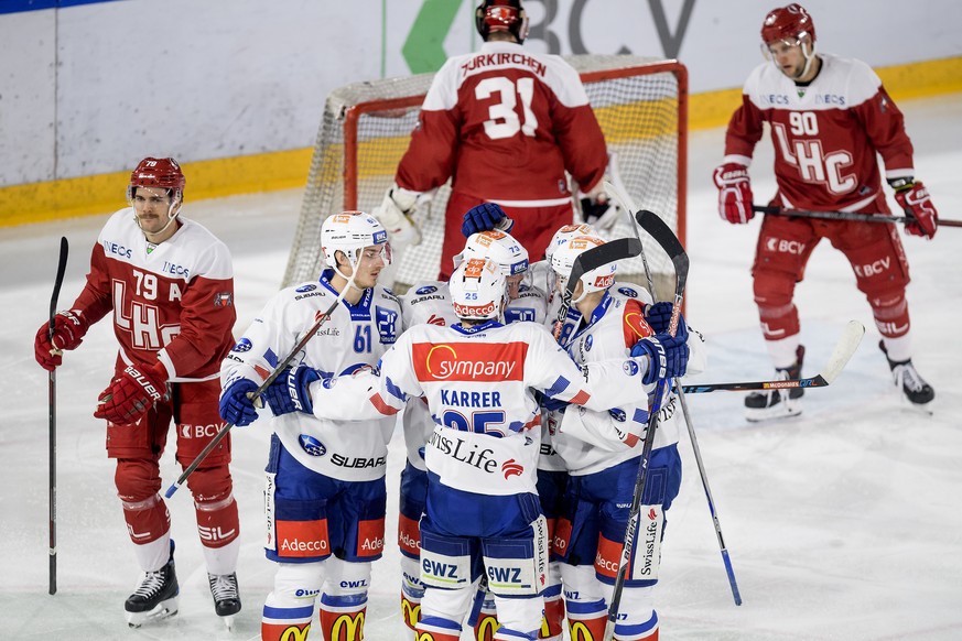 Les joueurs zuerichois, fetent le but du 1:1 marque par le joueur zuerichois Mike Kuenzle, a cote de la deception du defenseur lausannois Joel Genazzi, gauche, et du defenseur lausannois Jannik Fische ...