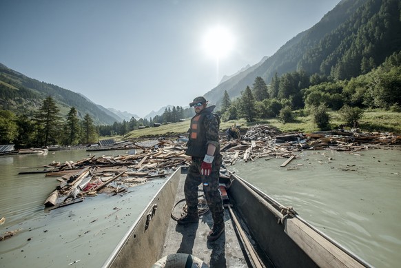 HANDOUT - Des militaires naviguent sur une barque de l&#039;Armee suisse sur le grand lac qui c&#039;est forme a l&#039;endroit du village de Blatten le vendredi 20 juin 2025 a Blatten dans le Loetsch ...