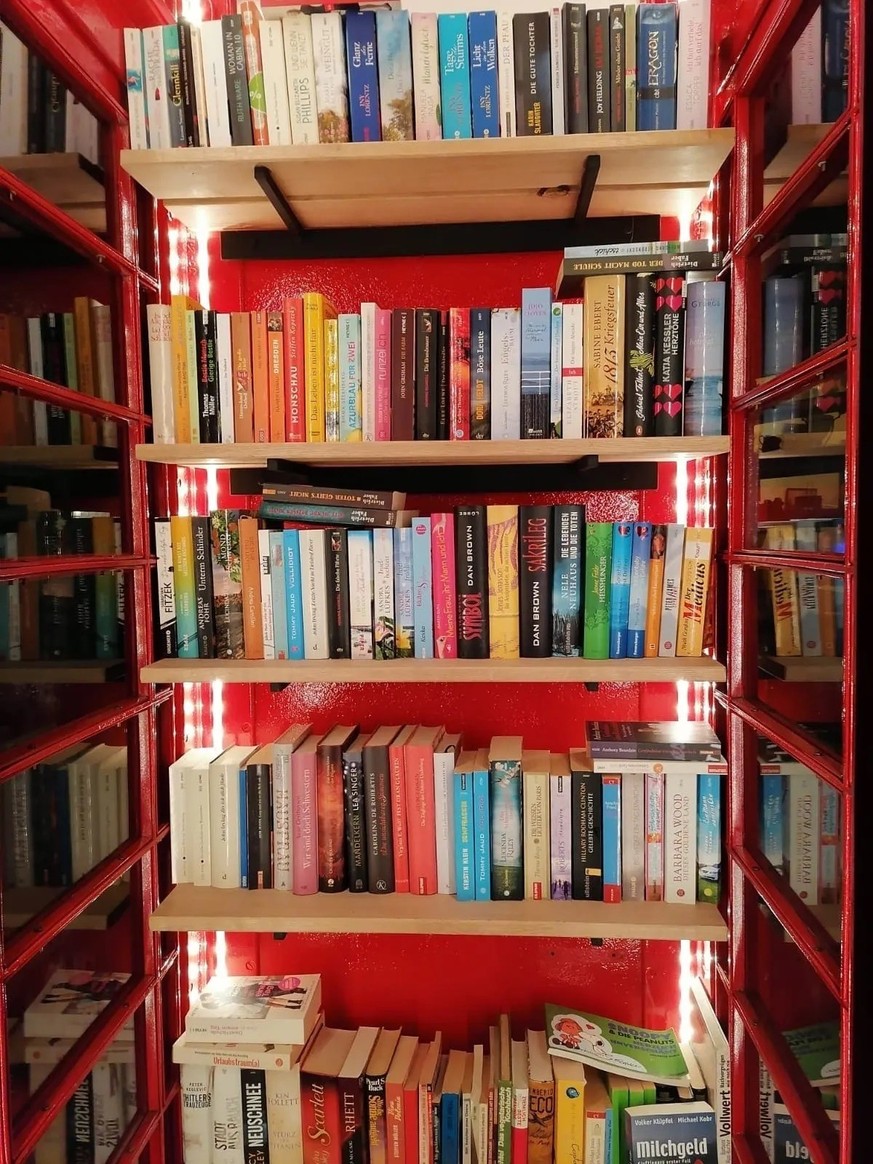Rote Telefonzellen und Ihre Umnützungen. 

https://www.thetelephoneboxes.com/gallery-the-telephone-box.html
