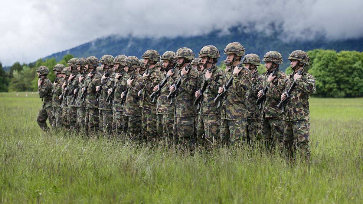 ARCHIV --- ZU DEN VORSCHLAEGEN ZUR WEITERENTWICKLUNG DER ARMEE DER SICHERHEITSPOLITISCHEN KOMMISSION DES STAENDERATES STELLEN WIR IHNEN FOLGENDES BILD ZUR VERFUEGUNG --- Rekruten der Infanterie stehen ...