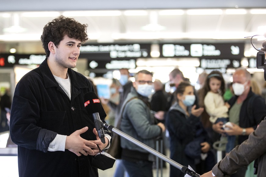 Gjon Muharremaj, alias Gjon's Tears, gibt Interviews bei der Ankunft am Flughafen Zürich.