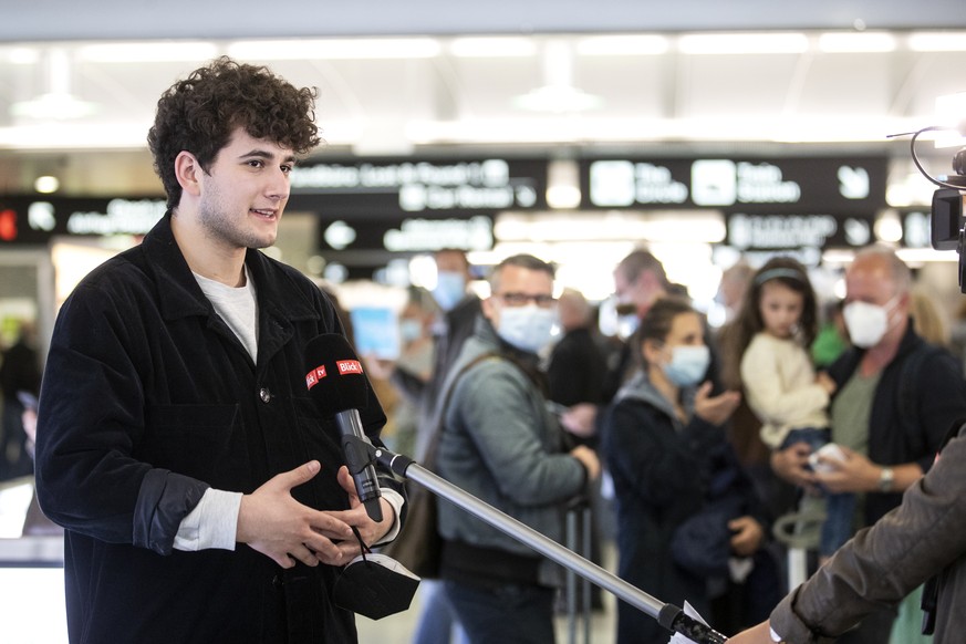 Gjon Muharremaj, alias Gjon&#039;s Tears, gibt Interviews bei der Ankunft am Flughafen Zuerich am Sonntag, 23. Mai 2021. Gjon&#039;s Tears vertrat die Schweiz beim Eurovision Song Contest 2021 in Rott ...