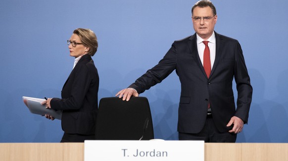 Thomas Jordan, Praesident des Direktoriums der Schweizerischen Nationalbank SNB, rechts, und Andrea Maechler, Mitglied des Direktoriums der Schweizerischen Nationalbank SNB, kurz vor Beginn des Halbja ...