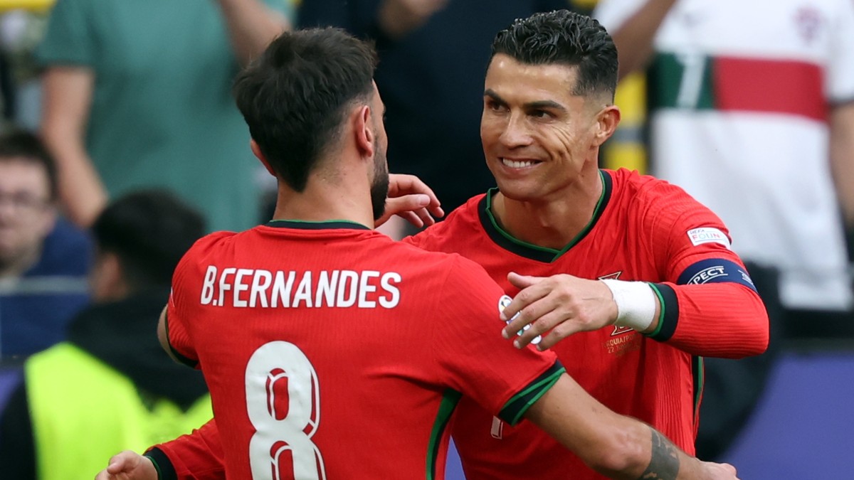 epa11430907 Bruno Fernandes of Portugal (L) celebrates scoring the 3-0 with Cristiano Ronaldo of Portugal during the UEFA EURO 2024 group F soccer match between Turkey and Portugal, in Dortmund, Germa ...