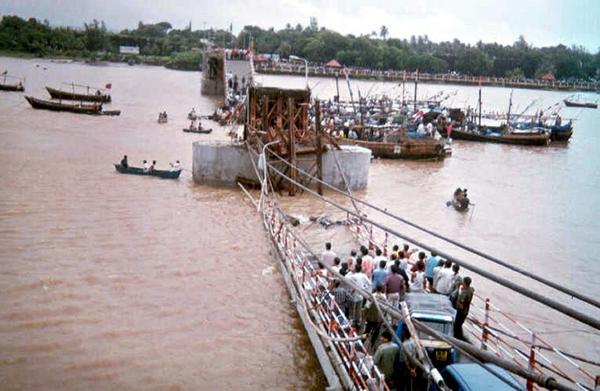 Rescue boats surround a collapsed bridge to rescue people in the Daman Ganga River, 190 kilometers (120 miles) north of Bombay, India, Thursday, Aug. 28, 2003. At least 16 people, including eight scho ...