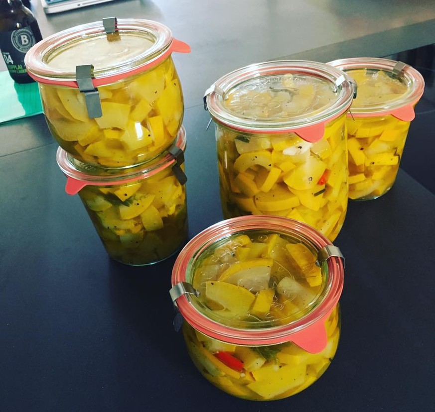 yellow courgette pickles oliver baroni essen kochen food zucchini eingelegt