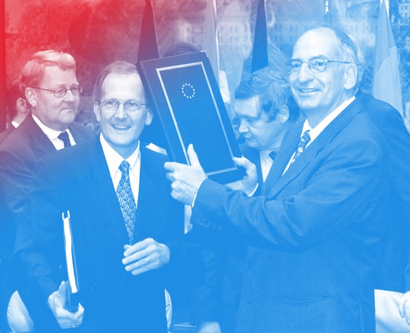 Geschafft: Bundesräte Pascal Couchepin (rechts) und Joseph Deiss (2.v.l.) zeigen die unterschriebenen bilateralen Verträge zwischen der EU und der Schweiz, Luxemburg, 21 Juni 1999.