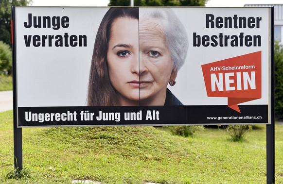 Ein Plakat bei Zufikon wirbt fuer ein Nein zur Altersvorsorge 2020 am Montag, 4. September 2017. Die Volksabstimmung ueber die Altersvorsorge 2020 findet am 24. September 2017 statt. (KEYSTONE/Walter  ...