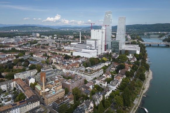 Der Roche-Turm Bau 1, Mitte rechts, und der Roche-Turm Bau 2, Mitte, aufgenommen mit einer Drohne am Freitag, 2. September 2022, am Hauptsitz der Roche in Basel. Der 205 Meter hohe Roche Turm Bau 2 de ...