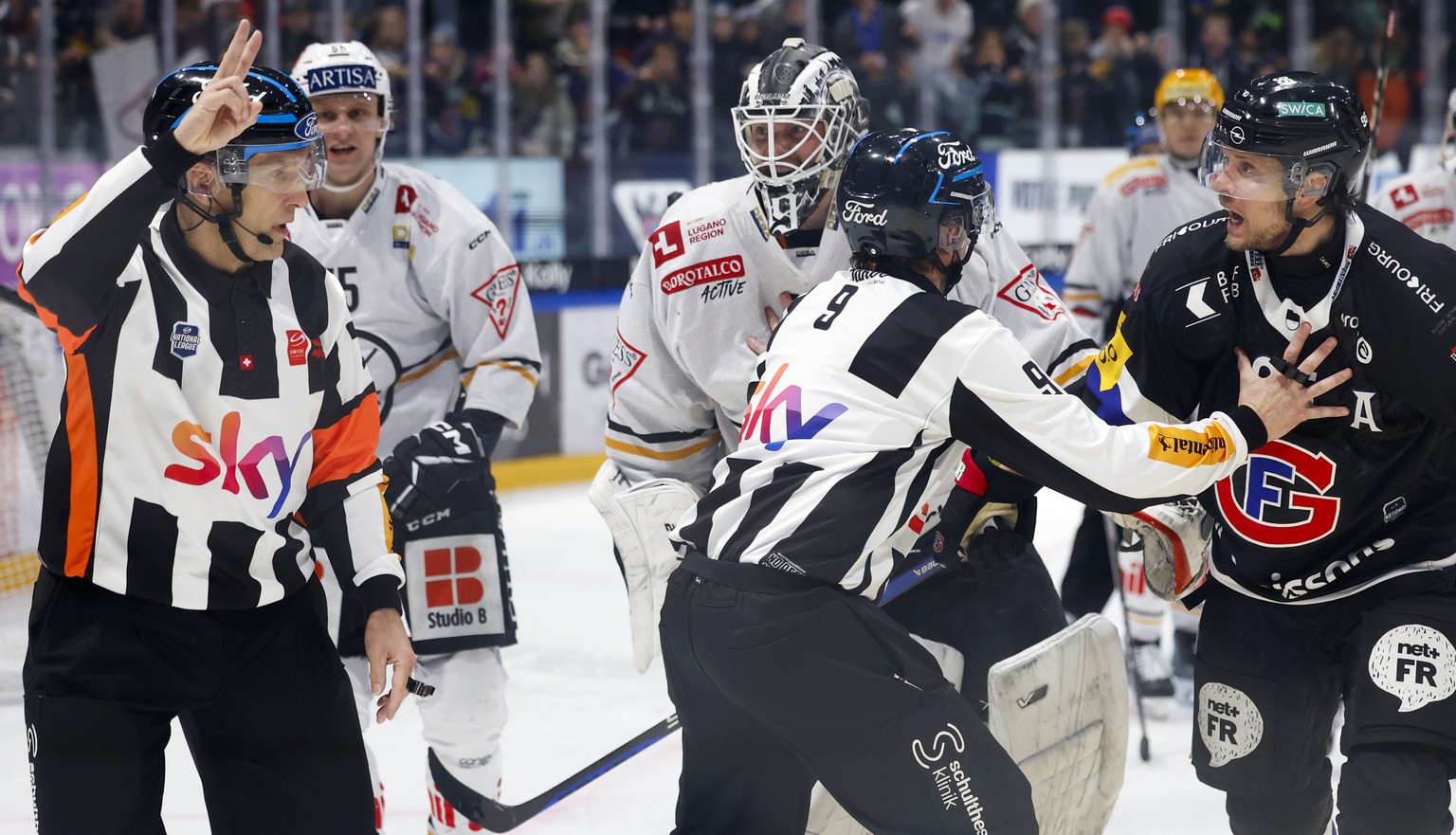 Schiedsrichter Daniel Piechaczek zeigt eine Strafe gegen Luganos Torhueter Mikko Koskinen an, nachdem dieser das Tor aus der Verankerung stiess und somit ein Tor von Gotterons Jacob De la Rose, rechts ...