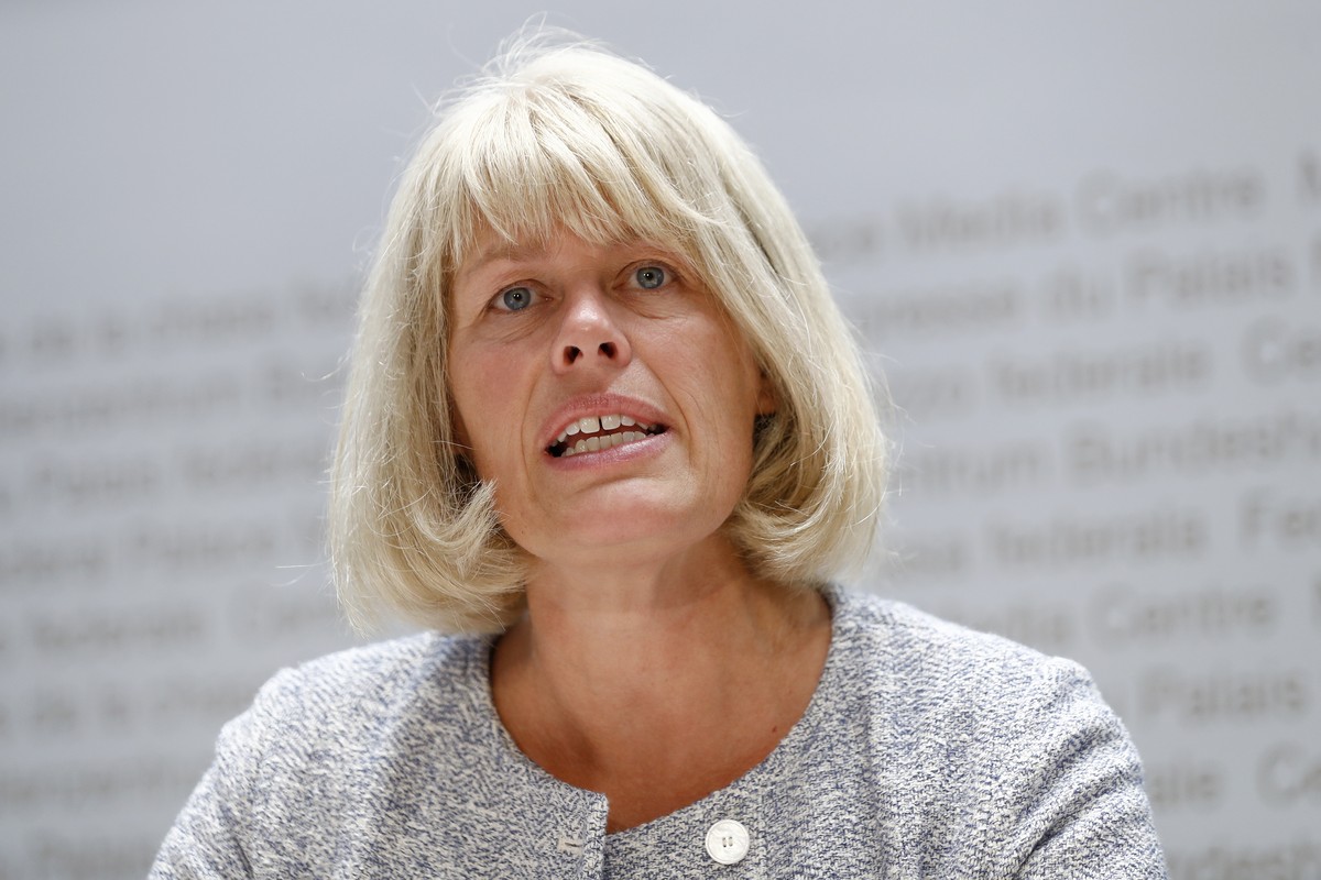 Sara Stalder, Geschaeftsleiterin der Stiftung fuer Konsumentenschutz (SKS), spricht waehrend einer Medienkonferenz zum Referendum "Nein zur willkuerlichen Ueberwachung von Versicherten", am  ...