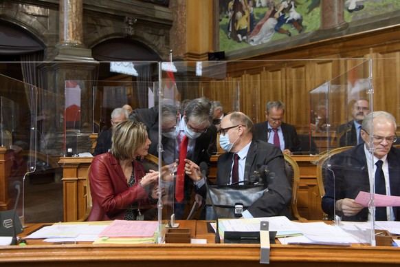 Maya Graf, GP-BL, Roberto Zanetti, SP-SO, und Hansjoerg Knecht, SVP-AG, von links, sprechen and der Seite von Thomas Minder, Parteilos-SH, rechts, waehrend der Wintersession der Eidgenoessischen Raete ...